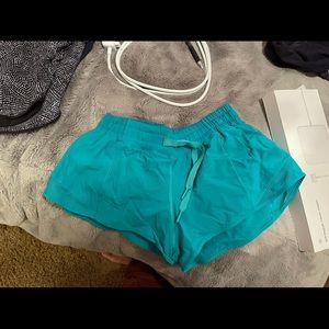 lululemon hotty hot shirts 2.5 in